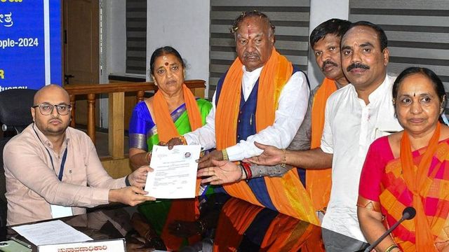 Three Independent candidates withdraw nomination papers in Shivamogga, Eshwarappa remains in the fray