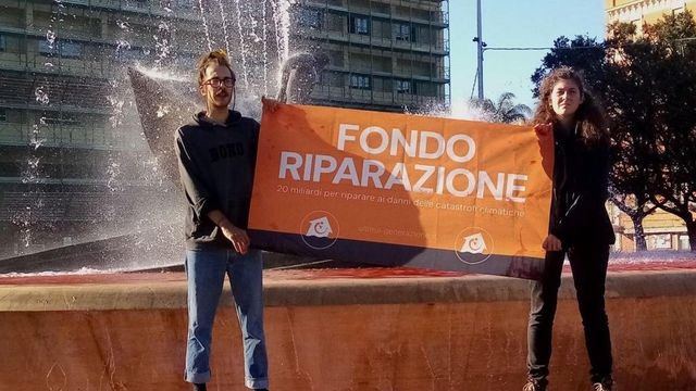 Blocco stradale e vernice lavabile nella fontana Malavoglia, la protesta di Ultima Generazione a Catania