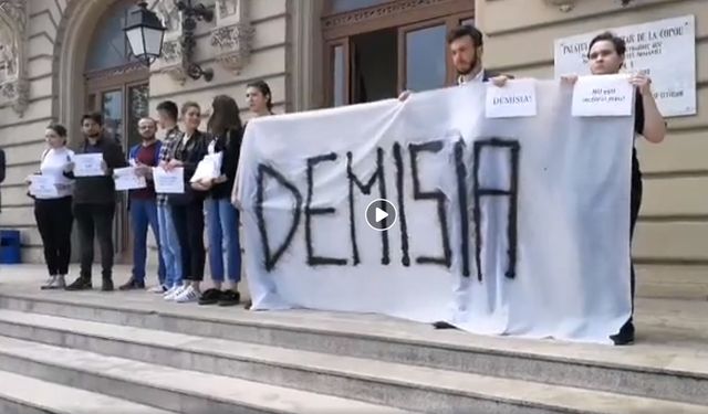 VIDEO Protest la Universitatea Alexandru Ioan Cuza din Iași, circa 30 de studenți și profesori au cerut demisia lui Tudorel Toader