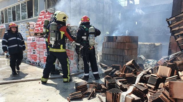 Incendiu violent în Constanța. Un pompier a fost rănit în lupta cu flăcările