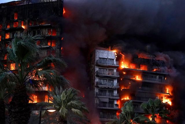 Incendiu uriaș la un bloc de 14 etaje