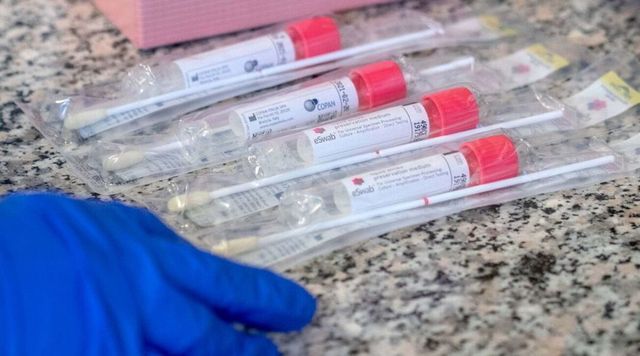 Genitori no vax negano un test Covid al figlio grave, indagati