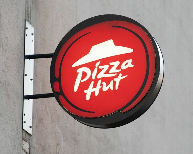 Pizza Hut închide zeci de restaurante