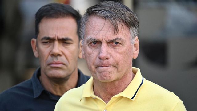 Fennáll a szökés veszélye, elrendelték Bolsonaro 24 órás megfigyelését