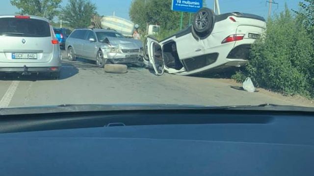 Doi șoferi au ajuns la spital în urma unui grav accident la Ciocana: Unul dintre automobile s-a răsturnat