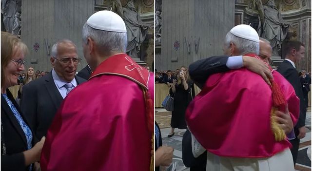Papa Leone XIV rompe il protocollo e abbraccia il fratello Louis, l’incontro nella Cappella Sistina