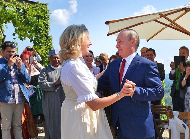 Экс-глава МИД Австрии раскрыла детали танца с Путиным на своей свадьбе
