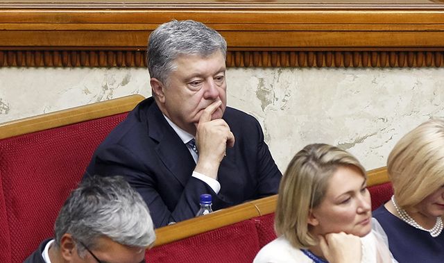 Уснувшего на заседании Рады Порошенко сняли на видео