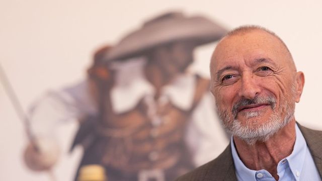 Pérez-Reverte irrumpe en la disputa entre la RAE y el Cervantes y acusa a Exteriores de querer «colonizar» la Academia