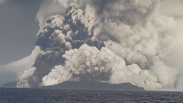 Vulcanul subacvatic din Tonga a avut o nouă erupție de proporții, după ce acum 3 zile a declanșat un tsunami în Oceanul Pacific