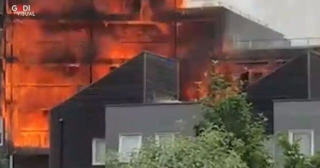 Edificio in fiamme alla periferia di Londra, 100 pompieri sul posto