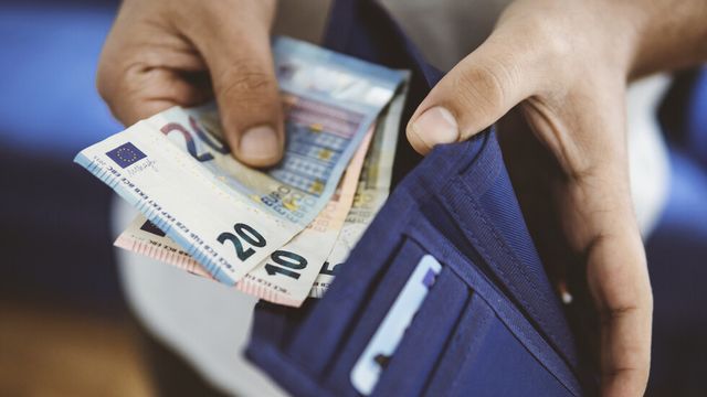 Проектобюджетът с минимална заплата от 605 евро, по-малка от предвидената в Кодекса на труда