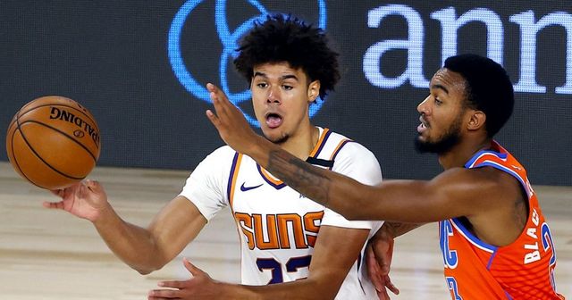 Booker pomohl Phoenixu 35 body porazit Oklahomu, Suns tak dále živí naději na předkolo play-off