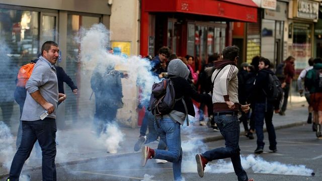 Žluté vesty porušily v Paříži zákaz shromažďování, policie použila slzný plyn