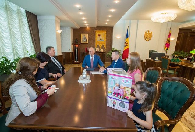 Президент встретился с семьями молдавских пилотов, освобожденных из плена