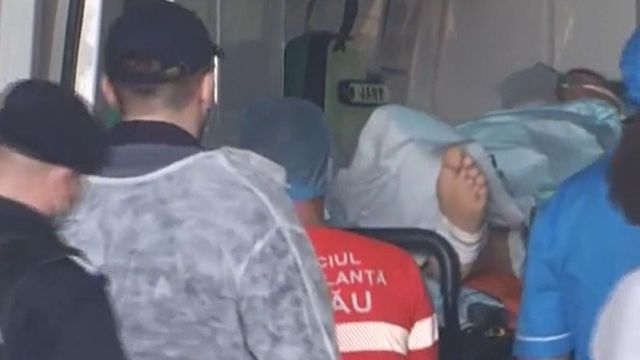 Primele imagini cu criminalul din Onești, transferat cu escortă și polițist în ambulanță, la Spitalul Județean Bacău
