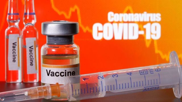 Čína tají informace o covid-19, aby vydělala na vakcíně, tvrdí Trumpův poradce