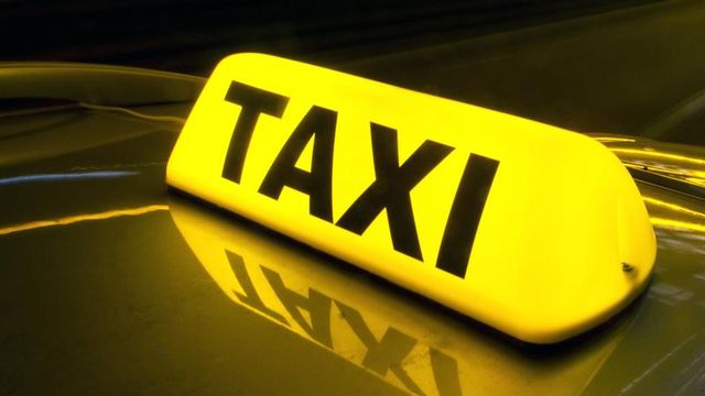 Un taximetrist din capitală a fost reținut după ce ar fi extorcat 500 euro pentru un permis de conducere