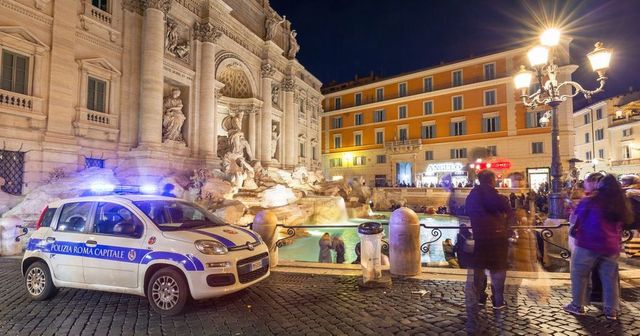 Si rifiuta di indossare la mascherina e ferisce 3 vigili: 22enne arrestato a Fontana di Trevi