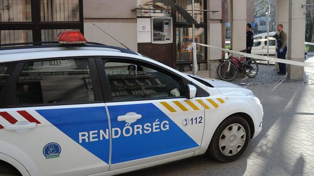 Késsel raboltak ki egy élelmiszerboltot Pécsen