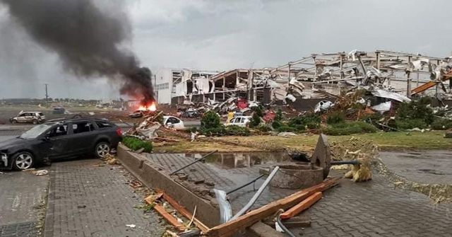 Tornádo a bouře braly na jižní Moravě střechy i auta, je až 150 zraněných