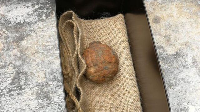 O grenadă din timpul Primului Război Mondial, găsită printre cartofi la o fabrică de chipsuri din Hong Kong