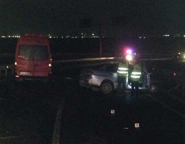 Un șofer a intrat pe contrasens, pe Autostrada Sibiu - Orăștie, a lovit un microbuz cu 12 pasageri și a fugit pe un câmp