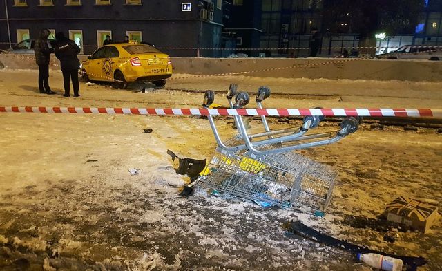 Таксист сбил пешеходов в центре Москвы и скрылся с места преступления