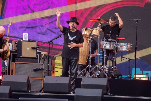 Carlos Santana sviene sul palco, rinviato in concerto in Texas. Come sta