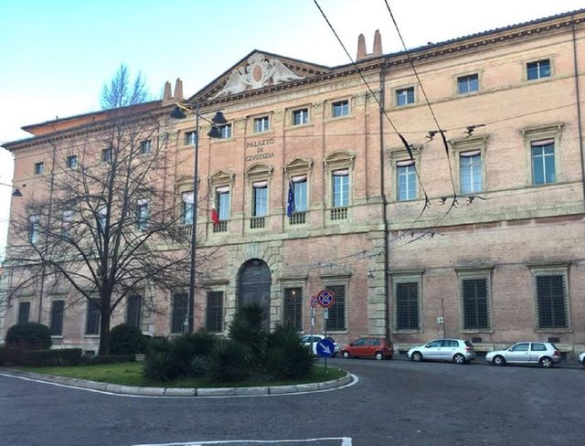 Fostul militar român care a batjocorit o barmaniță, în Italia, condamnat la ani grei de închisoare