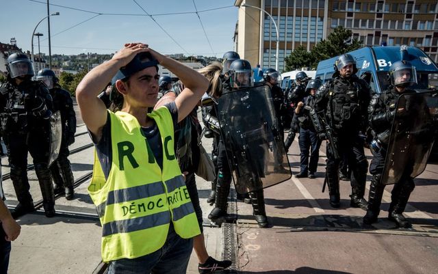 Protestele Vestelor Galbene au erupt din nou la Paris. Zeci de persoane au fost arestate