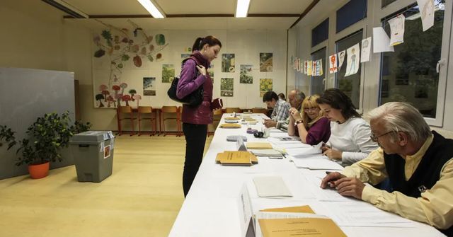Volební místnosti se znovu otevřely, do 14:00 lze hlasovat o složení Sněmovny