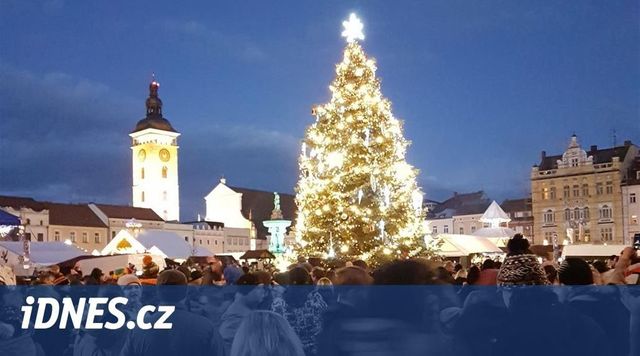 Na Staroměstském náměstí se za zvuku Krkonošských pohádek slavnostně rozsvítil vánoční strom