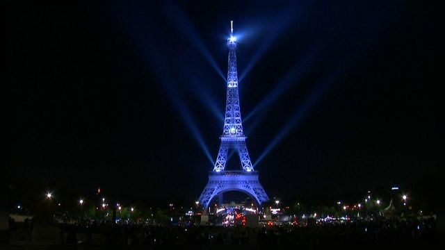 Эйфелева башня в Париже отмечает 130-летие