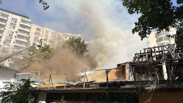 Arde fostul restaurant Mărul de Aur din Capitală