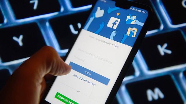 Пользователи пожаловались на сбои в работе Facebook, Instagram и WhatsApp