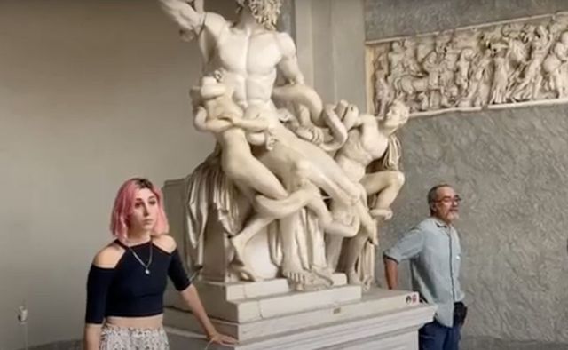 Blitz ai Musei Vaticani, attivisti si incollano alla statua di Laocoonte. "Stop a gas e carbone"