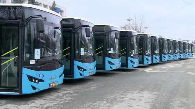 25 de autobuze noi circulă deja prin Chișinău. Se caută șoferi și taxatoare