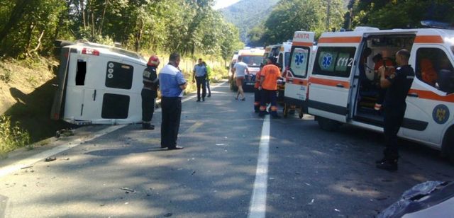 Microbuz cu opt persoane răsturnat pe un drum județean din Alba. Cinci pasageri sunt transportați la spital