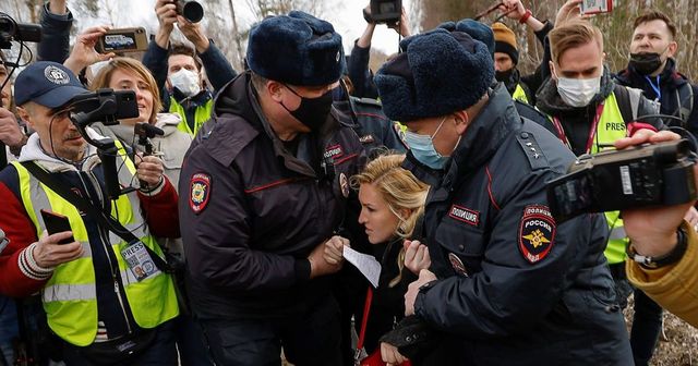 Ruská policie zadržela devět lidí demonstrujících za Navalného