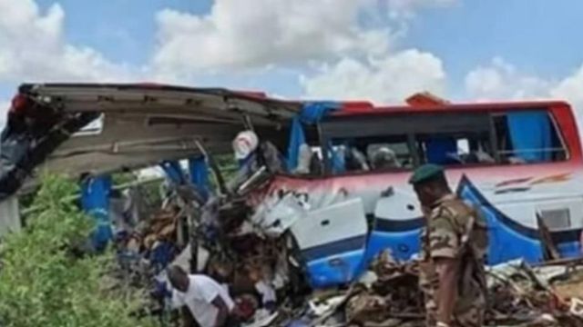 31 de morți după ce un autobuz a căzut de pe un pod