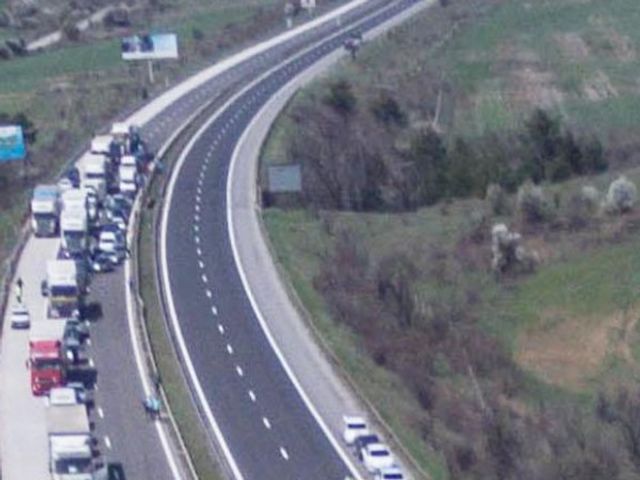 Катастрофа с автобус на магистрала „Тракия“ образува километрична опашка