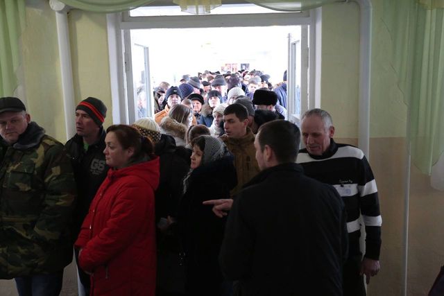 Alegători aduși organizat la secțiile de votare deschise pentru cetățenii din stânga Nistrului