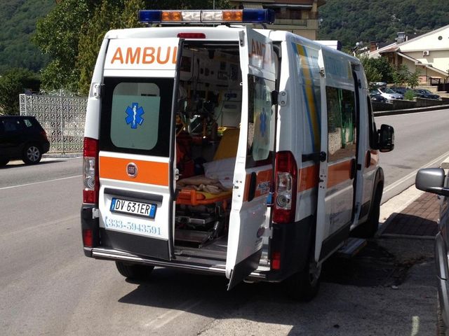 Ragazzo di 18 anni muore accoltellato a Marina di Varcaturo dopo un litigio