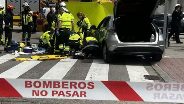 Grave una joven al ser atropellada, junto a su bebé, por un coche en San Blas