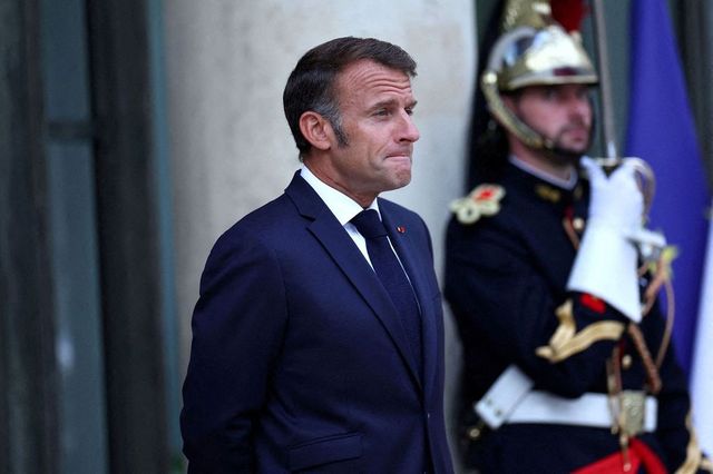 Francouzský premiér Bayrou předal prezidentu Macronovi svou demisi