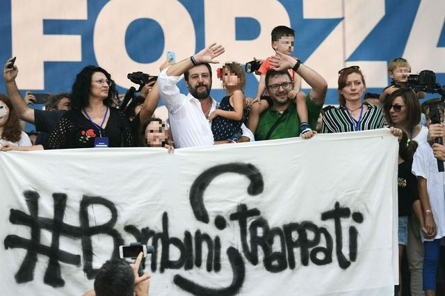 ​Pontida, Salvini chiude comizio con una bimba di Bibbiano sul palco