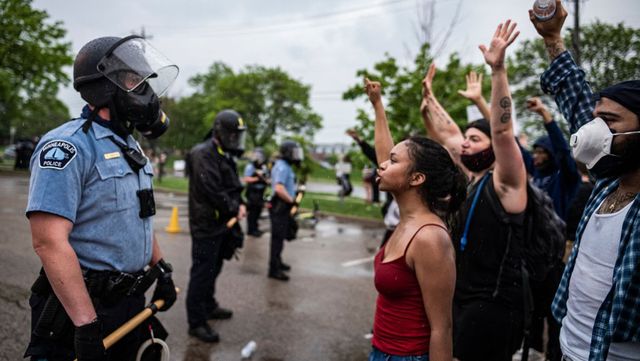 Proteste violente în SUA, după uciderea unui bărbat de culoare de către polițiștii din Minneapolis