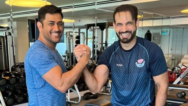 Hookah controversy! Irfan Pathan tags MS Dhoni, says 'sath baith kar pienge'