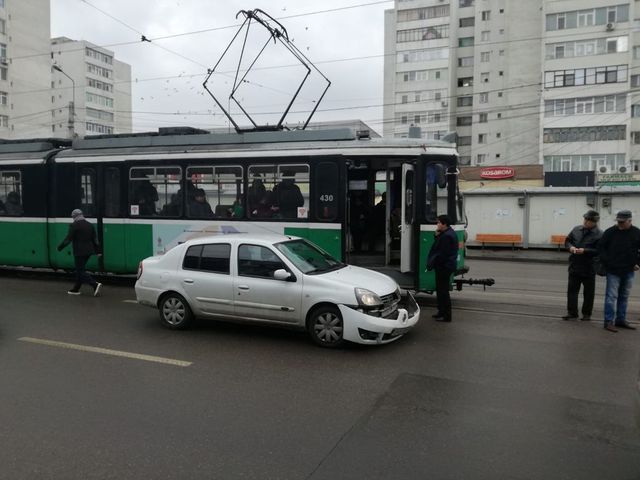 Accident în care au fost implicate șase autoturisme, pe o stradă din centrul municipiului Vaslui